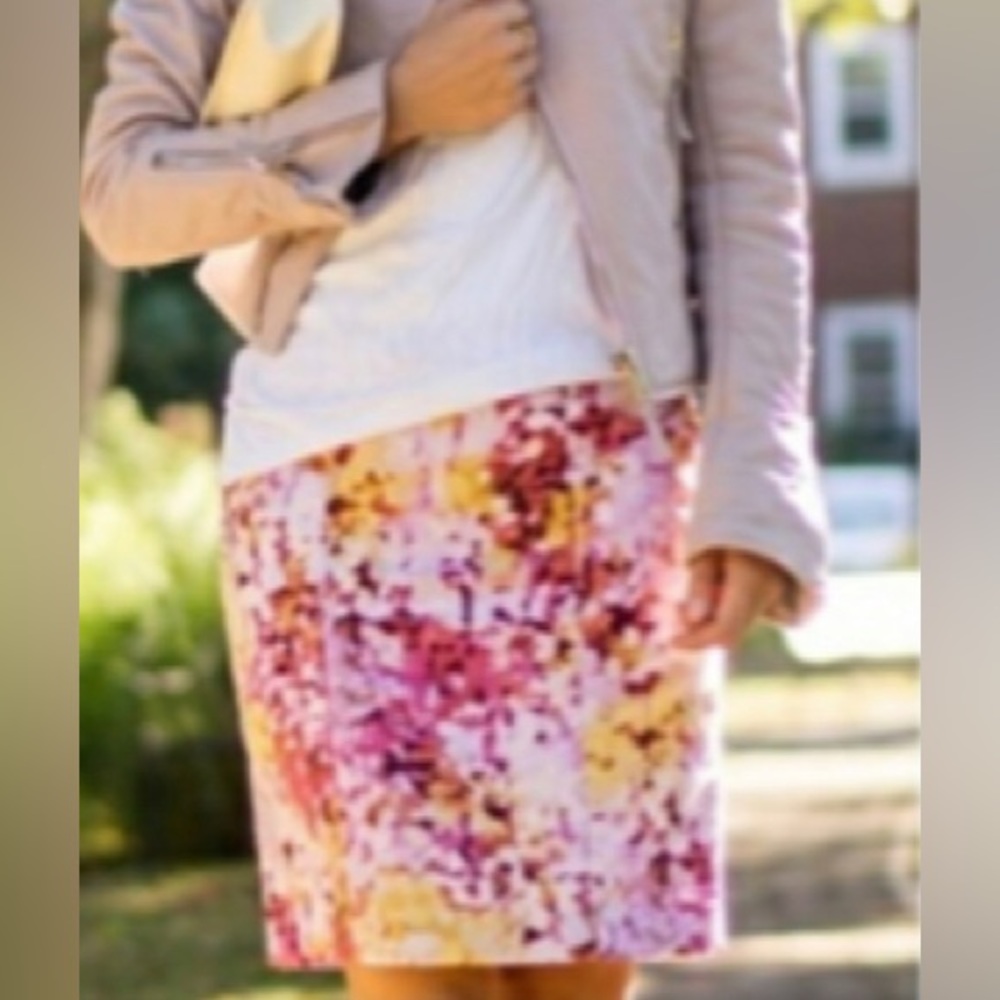 Loft 00Petite skirt.  Floral abstract.  Fully lined.